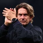 Thomas Frank bertepuk tangan ke fans usai laga Tottenham vs Wolves