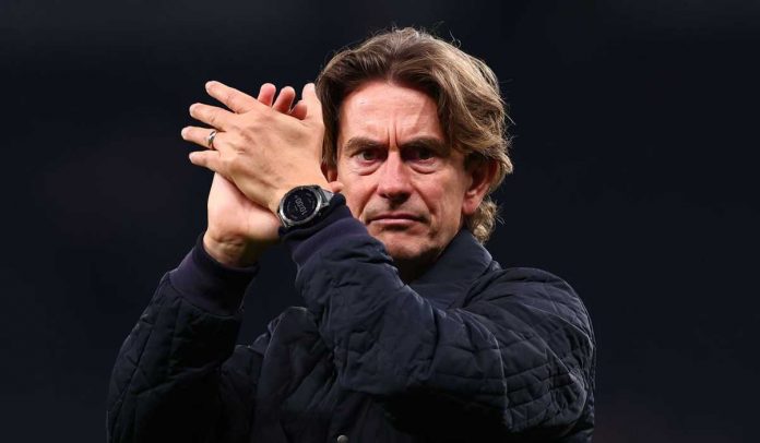 Thomas Frank bertepuk tangan ke fans usai laga Tottenham vs Wolves