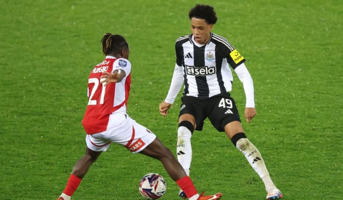 Travis Hernes pemain Newcastle United Travis Hernes pemain Newcastle United