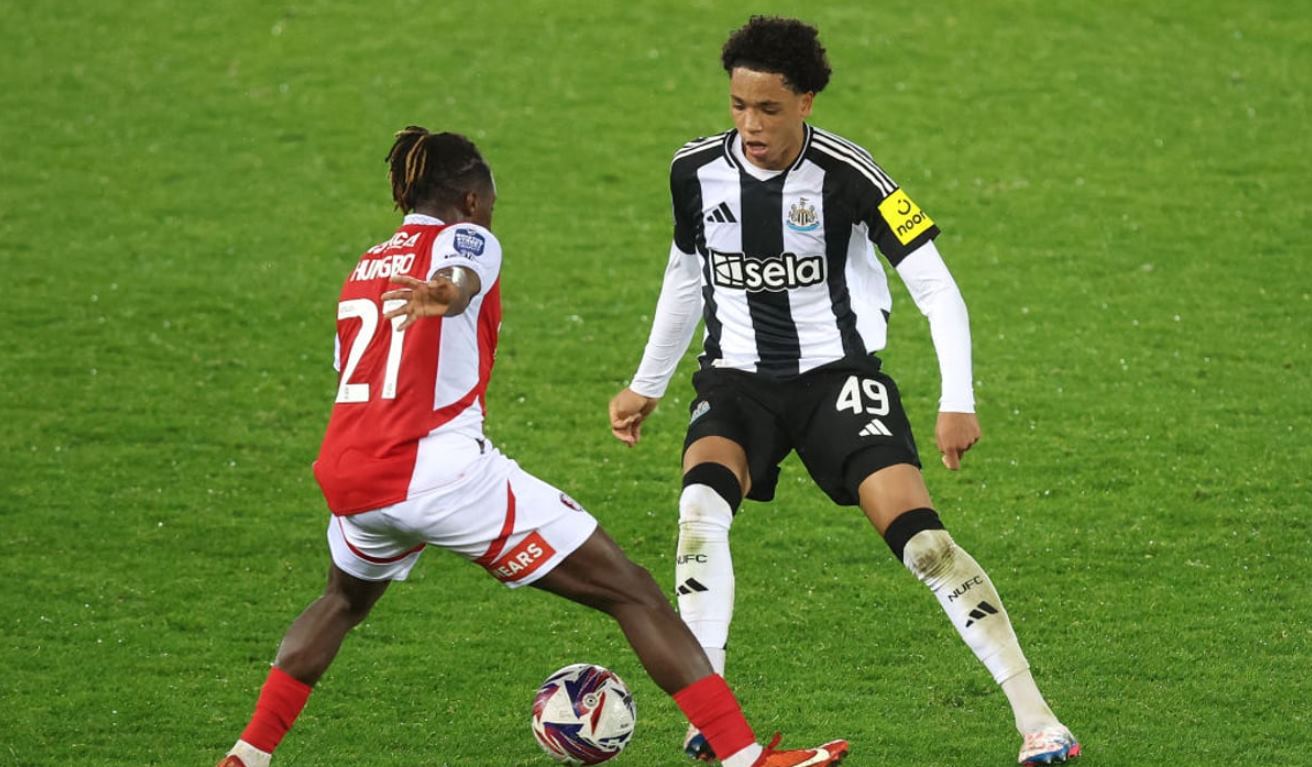 Travis Hernes pemain Newcastle United Travis Hernes pemain Newcastle United