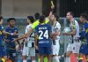 Wasit memberi kartu kuning selama laga Verona vs Juventus