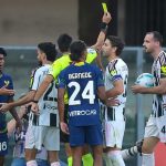 Wasit memberi kartu kuning selama laga Verona vs Juventus