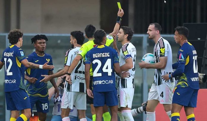Wasit memberi kartu kuning selama laga Verona vs Juventus Wasit memberi kartu kuning selama laga Verona vs Juventus