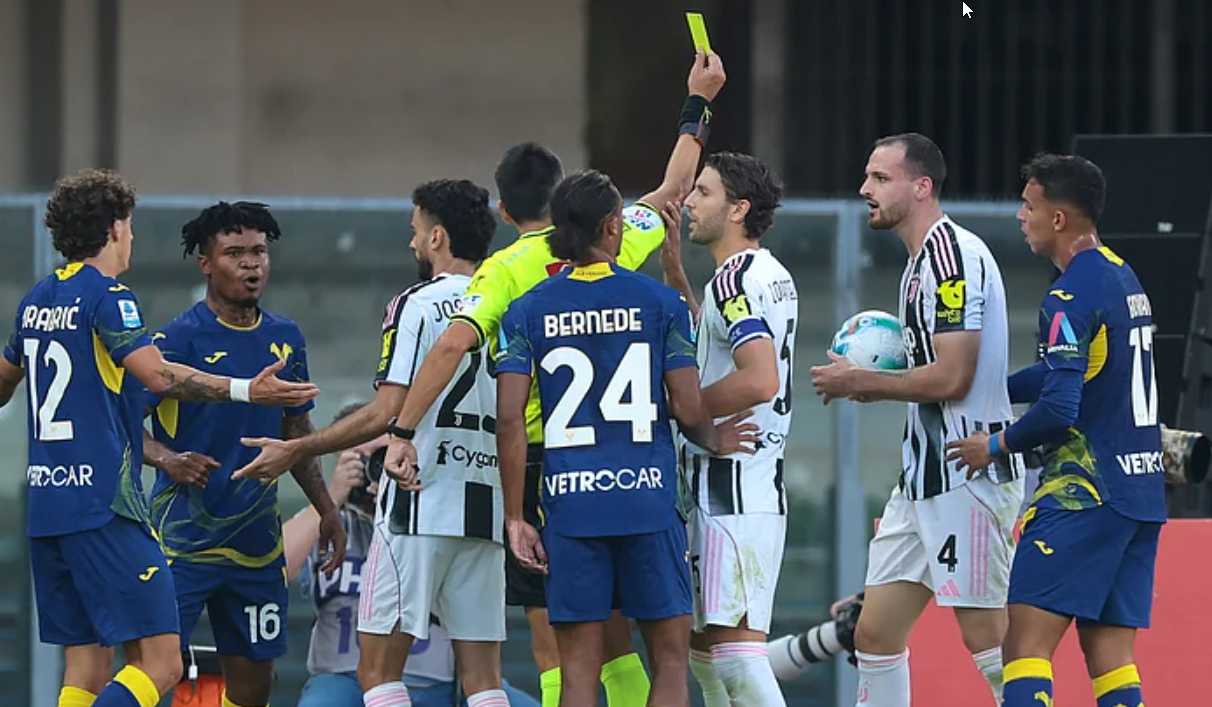 Wasit memberi kartu kuning selama laga Verona vs Juventus