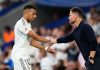 Xabi Alonso menyalami Kylian Mbappe yang ditarik keluar