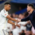 Xabi Alonso menyalami Kylian Mbappe yang ditarik keluar