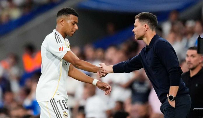 Xabi Alonso menyalami Kylian Mbappe yang ditarik keluar Xabi Alonso menyalami Kylian Mbappe yang ditarik keluar