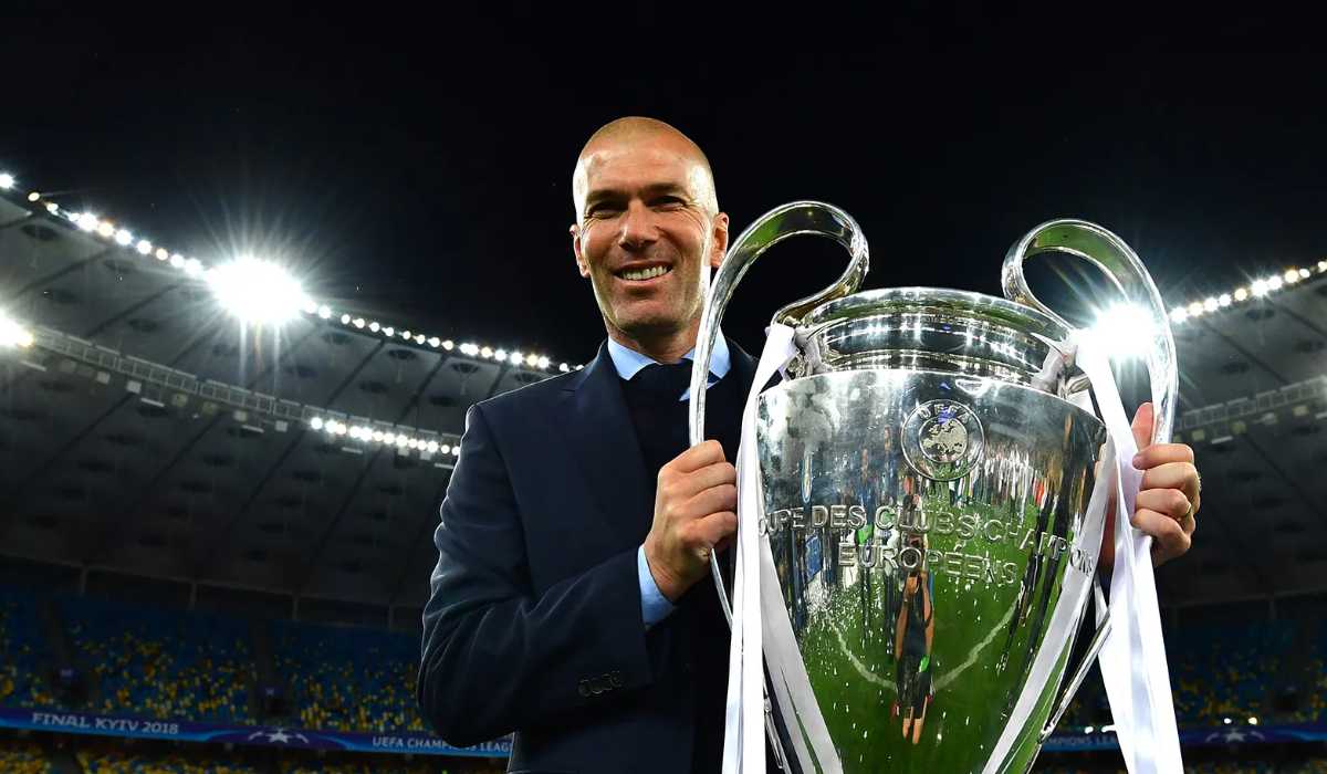 Zinedine Zidane saat mengangkat trofi Liga Champions Zinedine Zidane saat mengangkat trofi Liga Champions