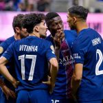 Achraf Hakimi berbicara dengan Nuno Mendes, Joao Neves, dan Vitinha