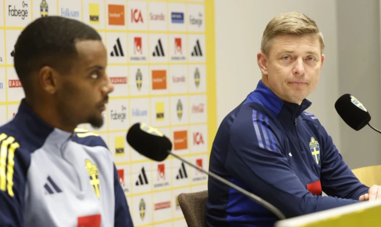 Alexander Isak dan Jon Dahl Tomasson pelatih Timnas Swedia Alexander Isak dan Jon Dahl Tomasson pelatih Timnas Swedia