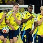 Alexander Isak dan Victor Gyokeres jadi pagar betis di laga Swedia vs Kosovo