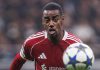 Alexander Isak mengejar bola di laga Frankfurt vs Liverpool
