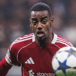 Arne Slot Khawatir Cedera Alexander Isak Setelah Menang Telak di Jerman Alexander Isak mengejar bola di laga Frankfurt vs Liverpool