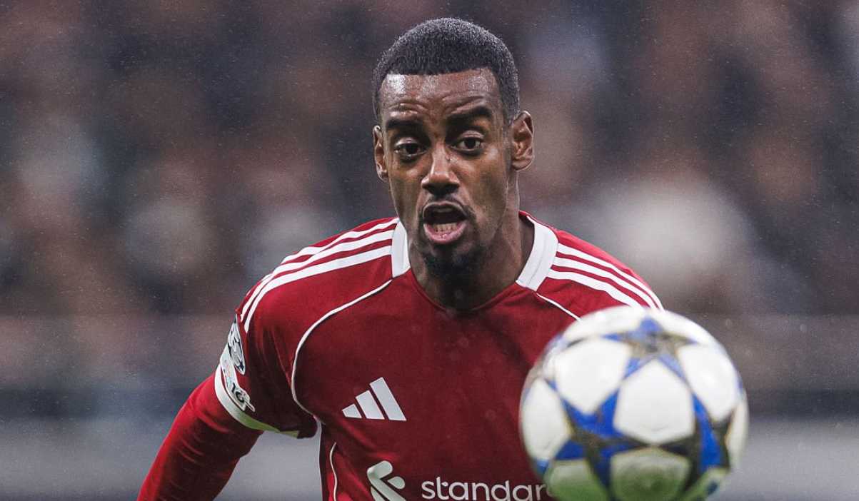 Alexander Isak mengejar bola di laga Frankfurt vs Liverpool Alexander Isak mengejar bola di laga Frankfurt vs Liverpool