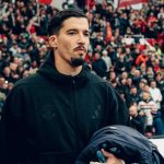 Altay Bayindir memasuki lapangan di laga Manchester United vs Sunderland