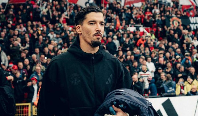 Altay Bayindir memasuki lapangan di laga Manchester United vs Sunderland