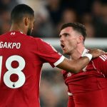 Andrew Robertson berbicara dengan Cody Gakpo