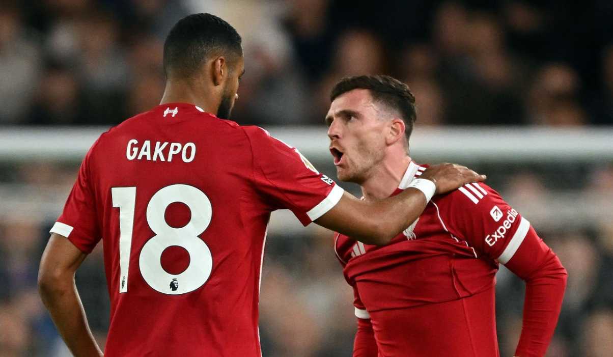 Andrew Robertson berbicara dengan Cody Gakpo