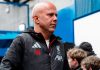 Arne Slot bersiap memasuki pertandingan Liverpool