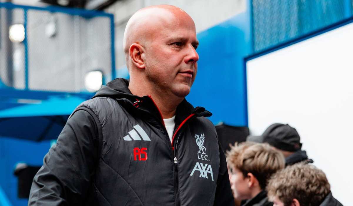 Arne Slot bersiap memasuki pertandingan Liverpool