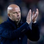 Arne Slot Dikepung Kritik Setelah Rentetan Kekalahan Beruntun Liverpool Arne Slot bertepuk tangan ke fans usai laga Brentford vs Liverpool