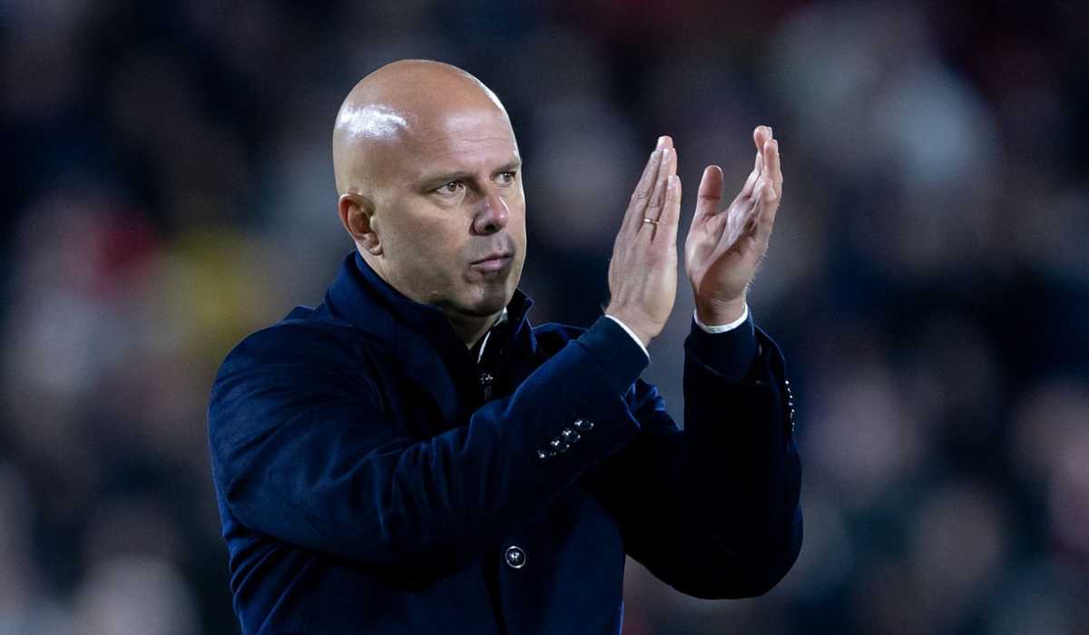 Arne Slot bertepuk tangan ke fans usai laga Brentford vs Liverpool Arne Slot bertepuk tangan ke fans usai laga Brentford vs Liverpool