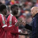 Arne Slot Dituduh Sengaja ‘Menjerumuskan’ Pemain Muda Liverpool Usai Tersingkir dari Carabao Cup Arne Slot memberi instruksi pada para pemain Liverpool di laga kontra Crystal Palace