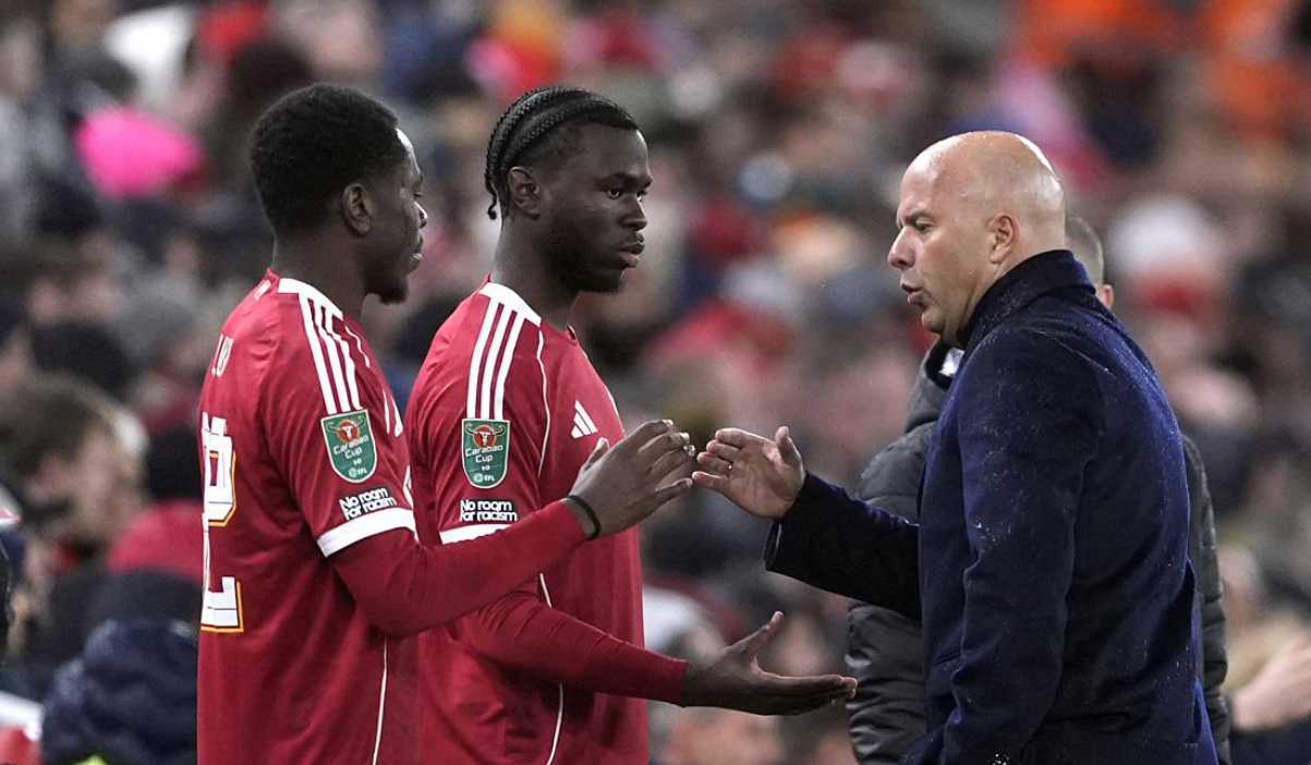 Arne Slot memberi instruksi pada para pemain Liverpool di laga kontra Crystal Palace Arne Slot memberi instruksi pada para pemain Liverpool di laga kontra Crystal Palace