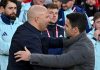 Arne Slot memeluk Mikel Arteta usai laga Liverpool vs Arsenal