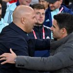 Arne Slot memeluk Mikel Arteta usai laga Liverpool vs Arsenal