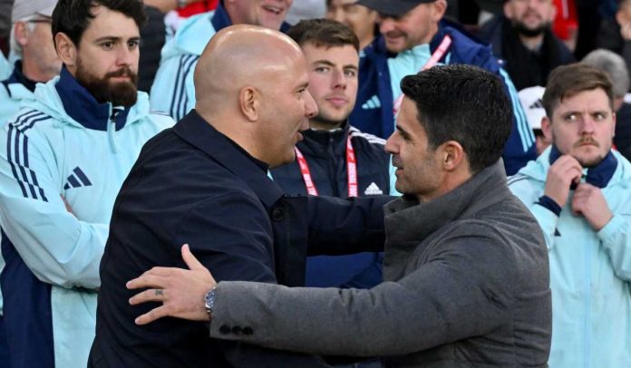 Arne Slot memeluk Mikel Arteta usai laga Liverpool vs Arsenal