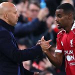 Arne Slot menjabat tangan Alexander Isak di laga Liverpool vs Manchester United