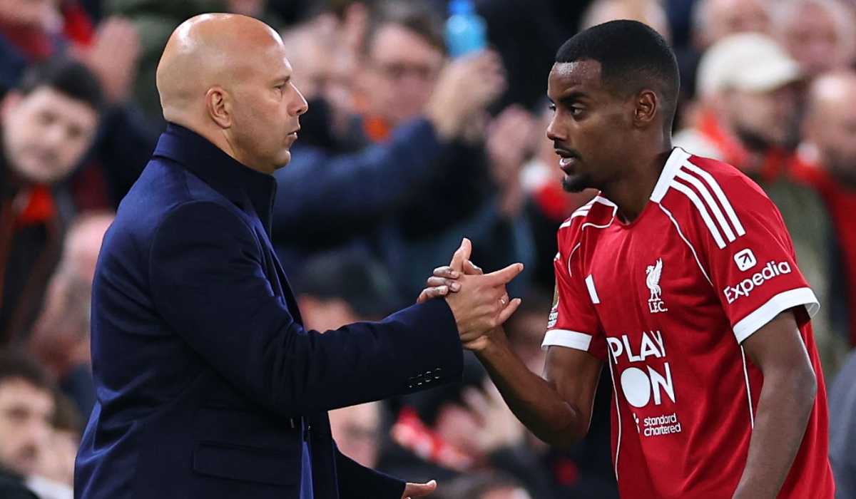 Arne Slot menjabat tangan Alexander Isak di laga Liverpool vs Manchester United