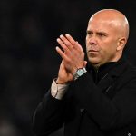 Arne Slot tepuk tangan ke fans usai laga Chelsea vs Liverpool