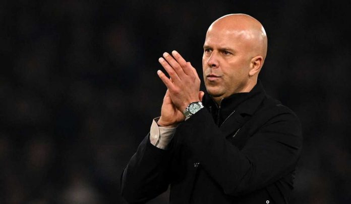 Arne Slot tepuk tangan ke fans usai laga Chelsea vs Liverpool Arne Slot tepuk tangan ke fans usai laga Chelsea vs Liverpool