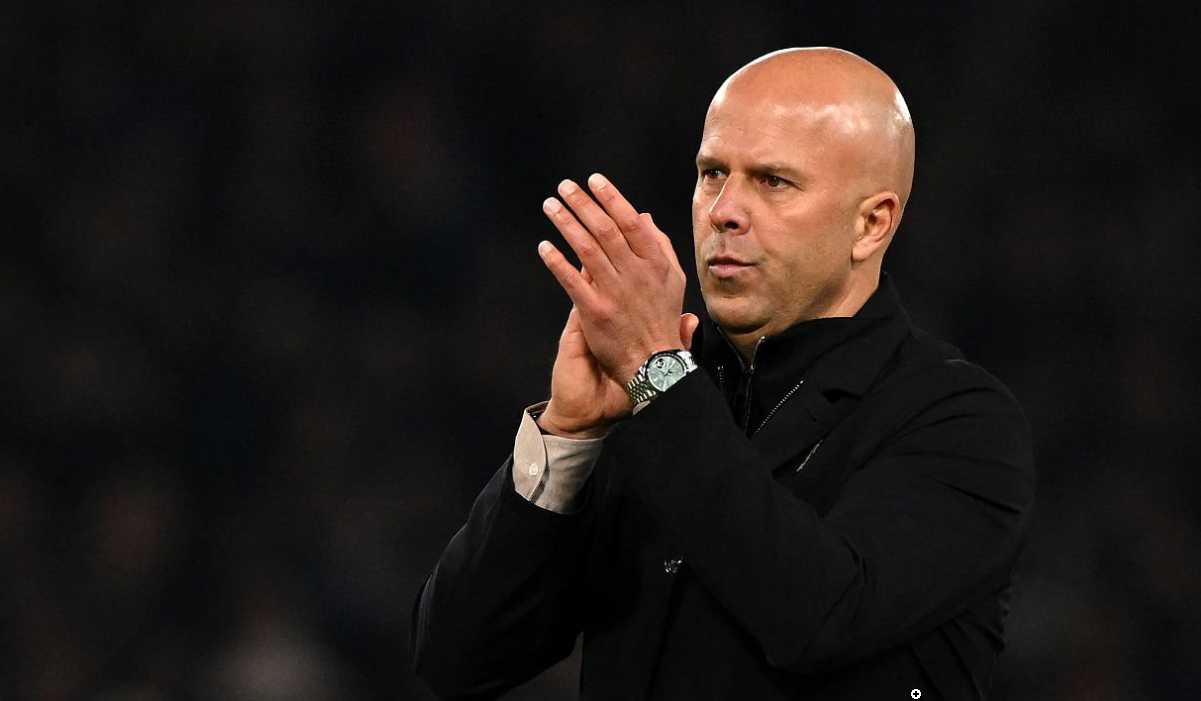 Arne Slot tepuk tangan ke fans usai laga Chelsea vs Liverpool