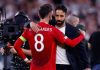 Bruno Fernandes memeluk Ruben Amorim di final Liga Europa