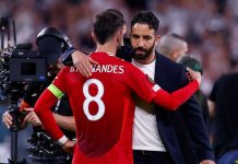 Bruno Fernandes memeluk Ruben Amorim di final Liga Europa