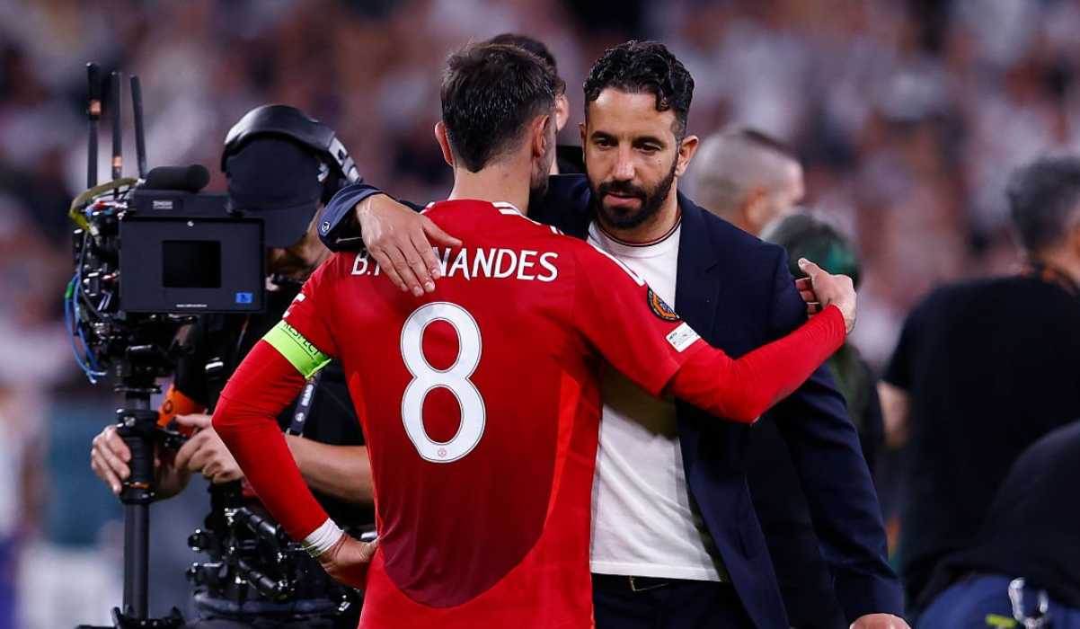 Bruno Fernandes memeluk Ruben Amorim di final Liga Europa Bruno Fernandes memeluk Ruben Amorim di final Liga Europa