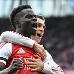 Bukayo Saka merayakan gol bersama Leandro Trossard
