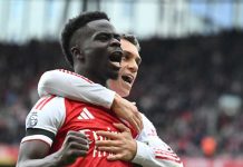 Bukayo Saka merayakan gol bersama Leandro Trossard