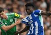 Carlos Baleba berebut bola dengan Lewis Miley di laga Brighton vs Newcastle