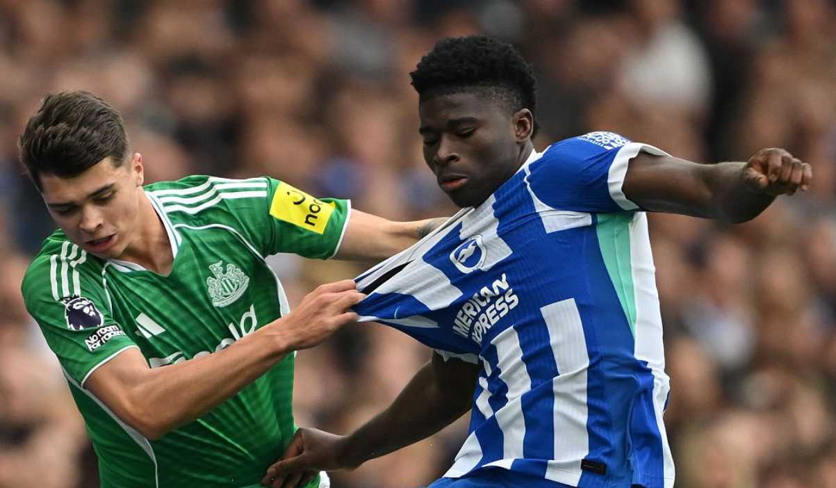 Carlos Baleba berebut bola dengan Lewis Miley di laga Brighton vs Newcastle Carlos Baleba berebut bola dengan Lewis Miley di laga Brighton vs Newcastle