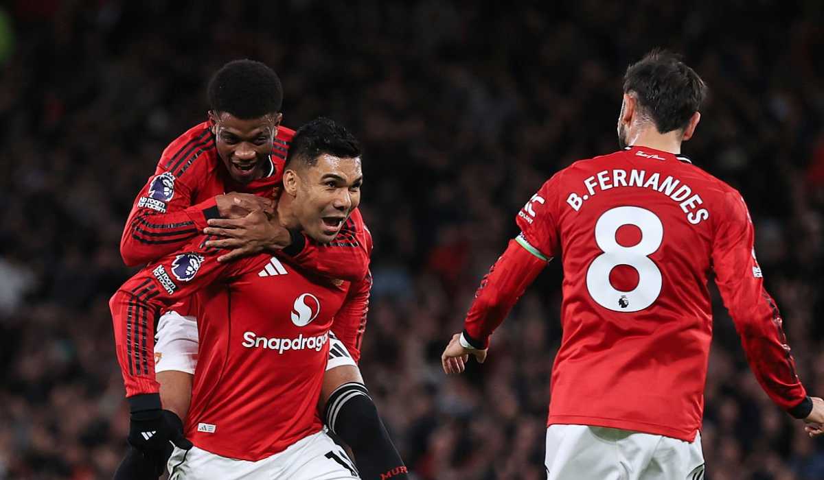Casemiro merayakan gol bersama Amad Diallo dan Bruno Fernandes Casemiro merayakan gol bersama Amad Diallo dan Bruno Fernandes