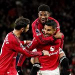 Lima Pemain Manchester United Hadapi Ancaman Skorsing Jelang Jadwal Padat Casemiro merayakan gol bersama Bruno Fernandes dan Amad Diallo