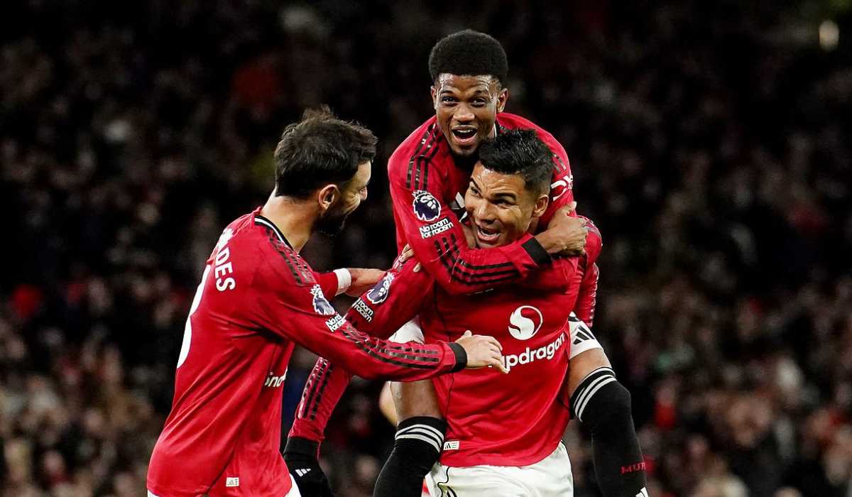 Casemiro merayakan gol bersama Bruno Fernandes dan Amad Diallo Casemiro merayakan gol bersama Bruno Fernandes dan Amad Diallo