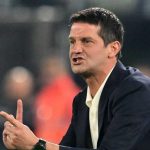 Christian Chivu memberi instruksi pemainnya di laga AS Roma vs Inter