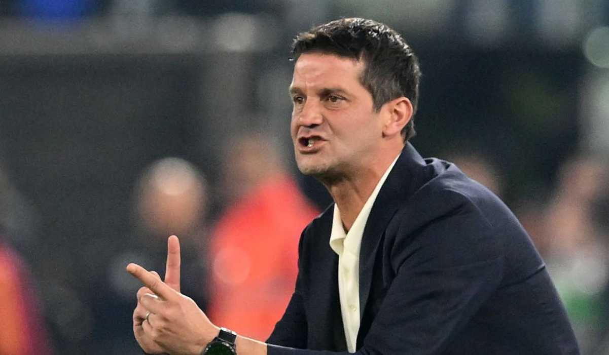 Christian Chivu memberi instruksi pemainnya di laga AS Roma vs Inter Christian Chivu memberi instruksi pemainnya di laga AS Roma vs Inter