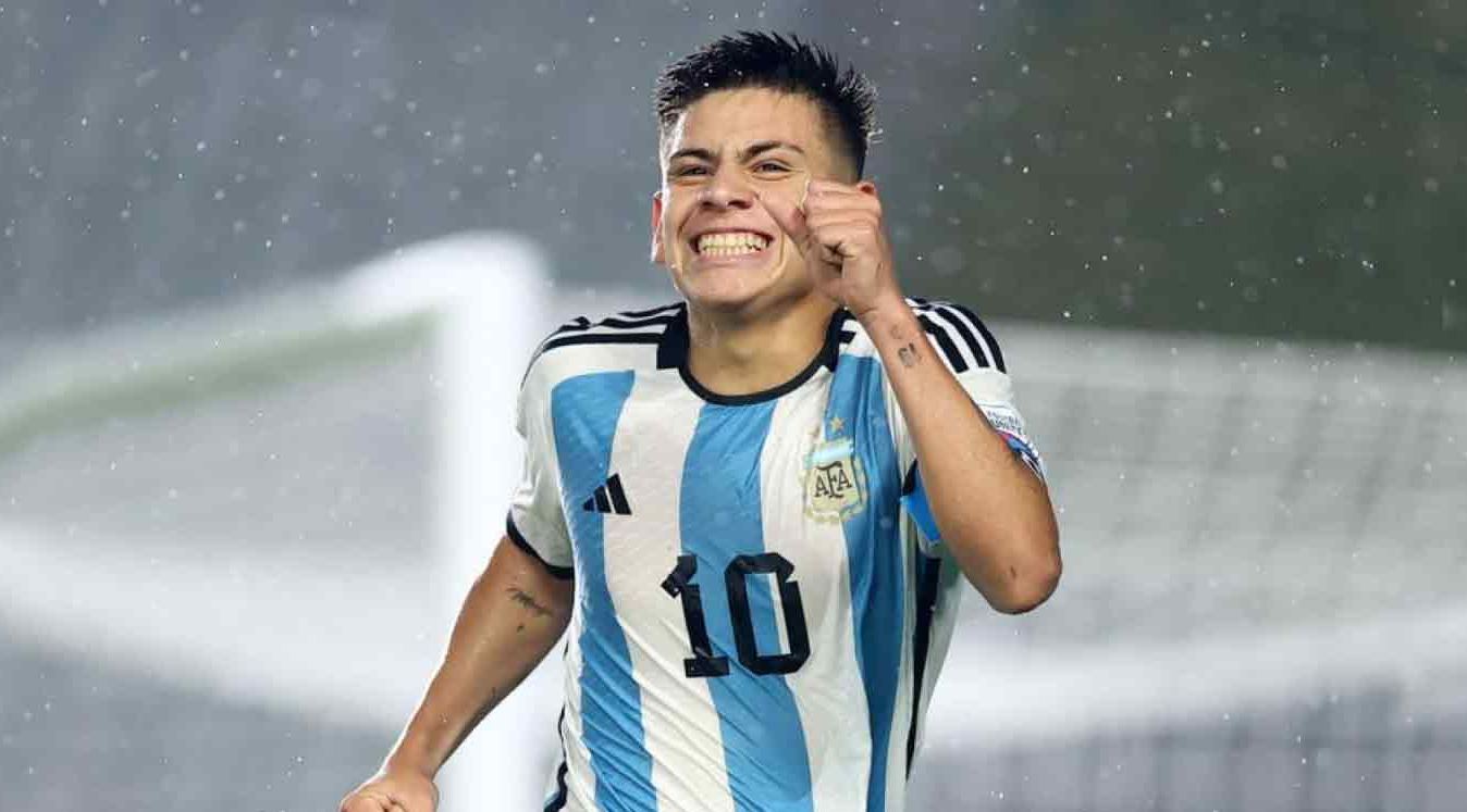 Claudio Echeverri pemain Bayer Leverkusen Claudio Echeverri pemain Bayer Leverkusen