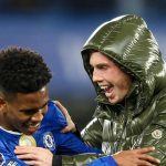 Update Cedera Chelsea: Palmer Absen Hingga Desember, Pedro dan Delap Jalani Pemulihan Cole Palmer merayakan kemenangan Chelsea bersama Estevao